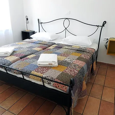 Lu, Stinjan - * Πούλα