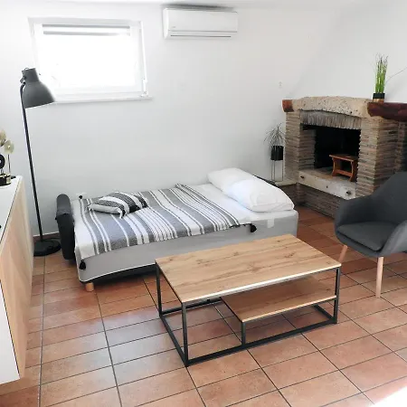 Lu, Stinjan - Πούλα