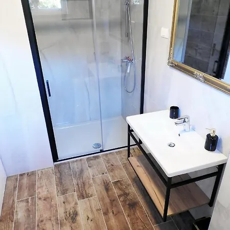 Lu, Stinjan - * פולה